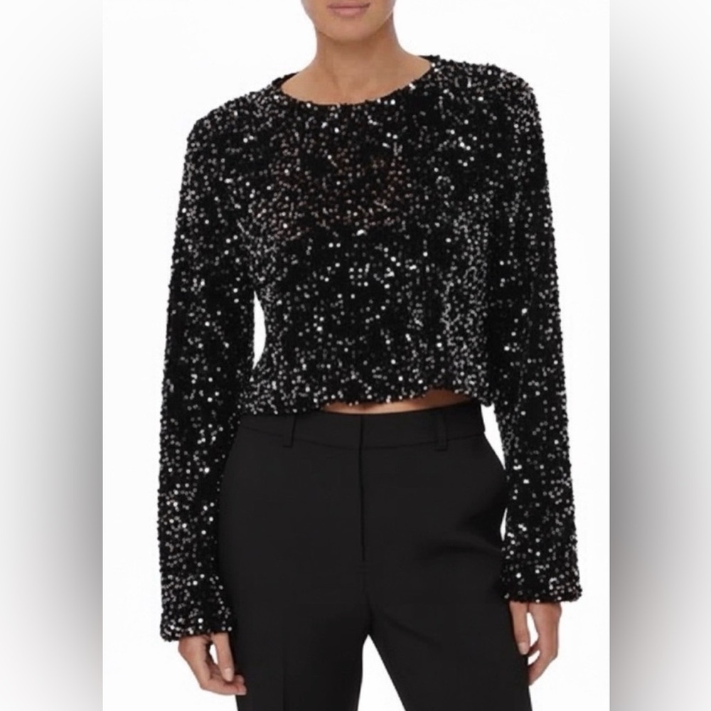 NWOT Avec Les Filles Long-Sleeve Bubble Hemmed Crop Top
